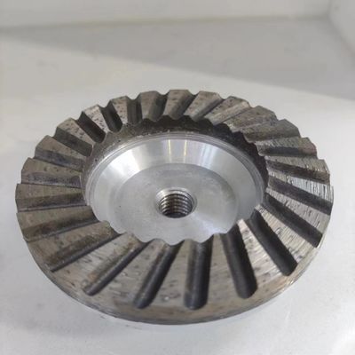 Piso de granito de moagem fina Turbo-segmentado de roda de taça com resina preenchida roda de diamante
