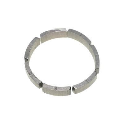 Segmentos de diamante de longa duração com forma de segmento de camada para a construção de brocas de núcleo