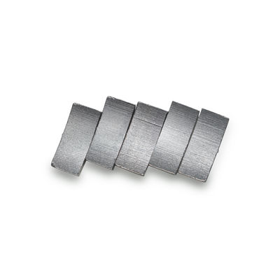 Segmentos de diamante de longa duração com forma de segmento de camada para a construção de brocas de núcleo